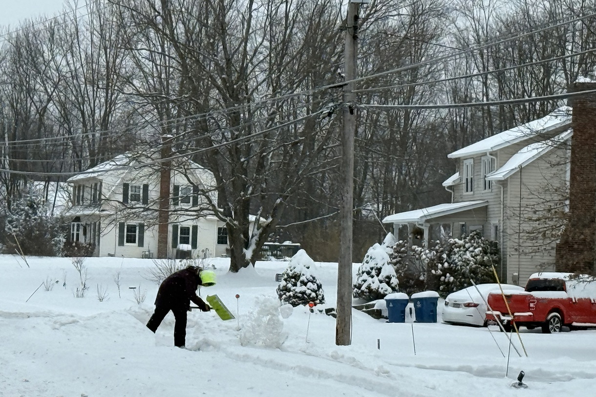 Una persona recoge nieve en una calle en la ciudad de Hudson, Ohio (EUA). (Foto de Rodrigo Sepúlveda de la agencia EFE)