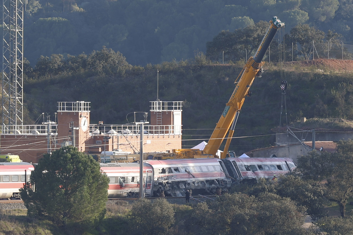 Una grúa trabaja en las inmediaciones del lugar de descarrilamiento de los trenes en el accidente ferroviario de Adamuz (Córdoba). (Foto de Jorge Zapata de la agencia EFE)