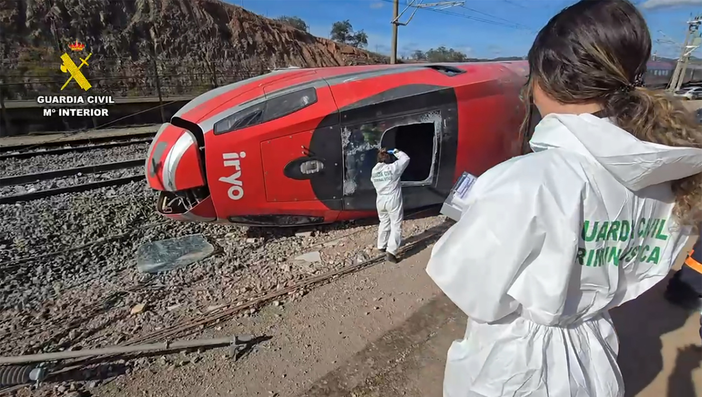 Captura de video del lugar del accidente de trenes cerca de Adamuz (Córdoba) este lunes. (Foto Guardia Civil/ EFE)