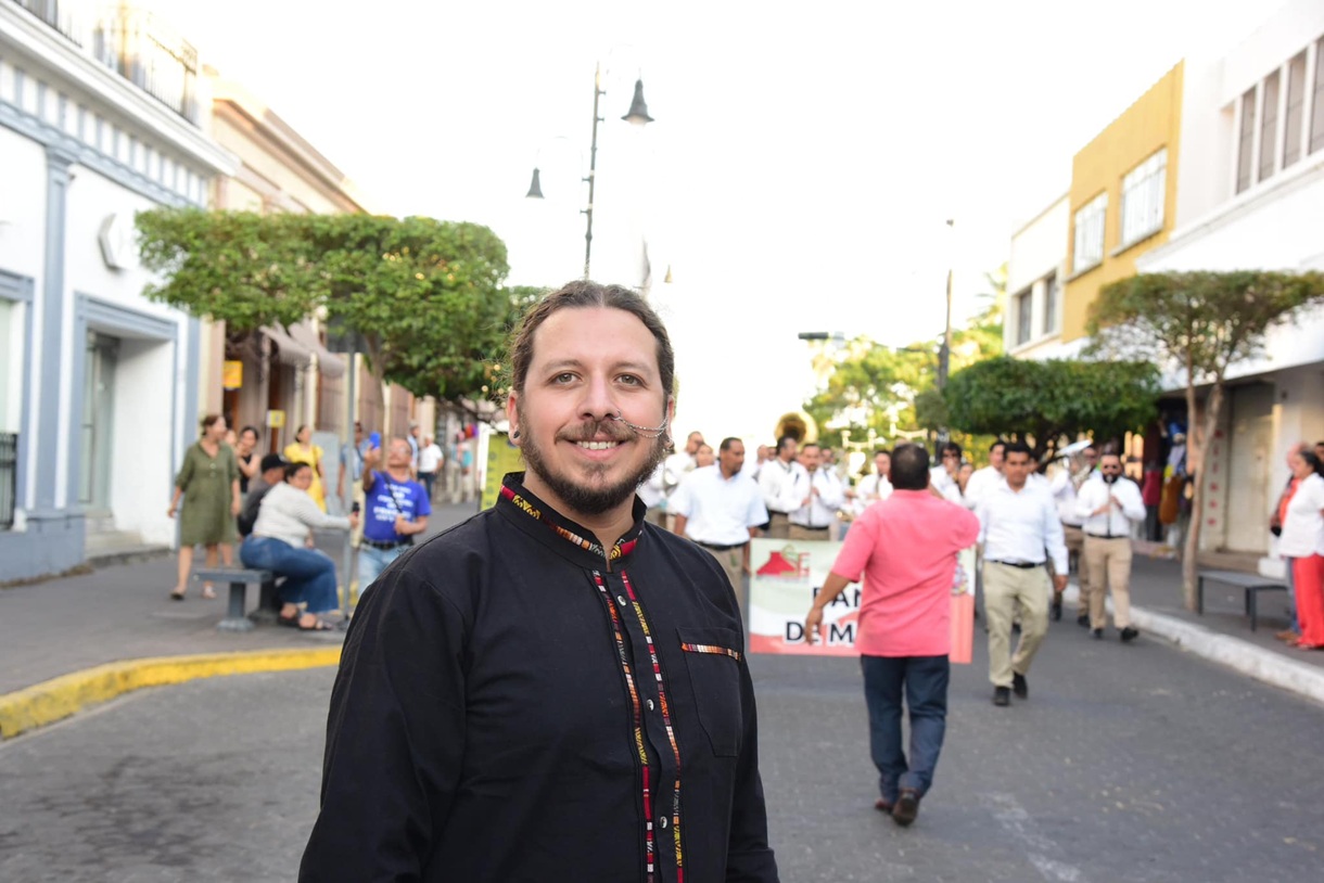 Imagen tomada de las redes sociales del titular de la Dirección General de Cultura del Ayuntamiento de Manzanillo, Manuel Agustín Trujillo Gutiérrez, durante un evento.
