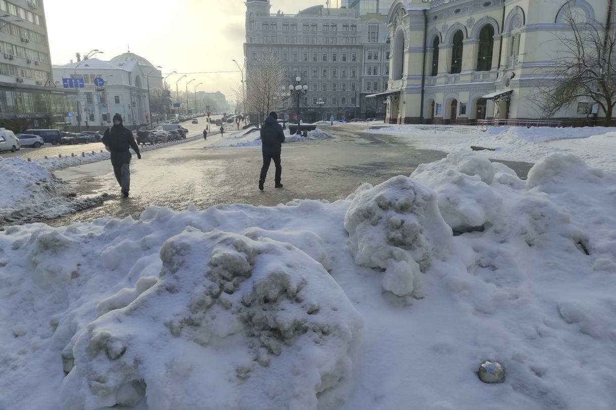 Horas después de que el presidente de Ucrania, Volodímir Zelenski, advirtiera de los planes rusos de seguir dañando el sistema energético del país para dejar a la población sin luz y calefacción en medio de la ola de frío, Rusia lanzó un nuevo ataque aéreo masivo dirigido sobre todo contra infraestructuras de generación y subestaciones eléctricas. (Foto de Marcel Gascón de la agencia EFE)