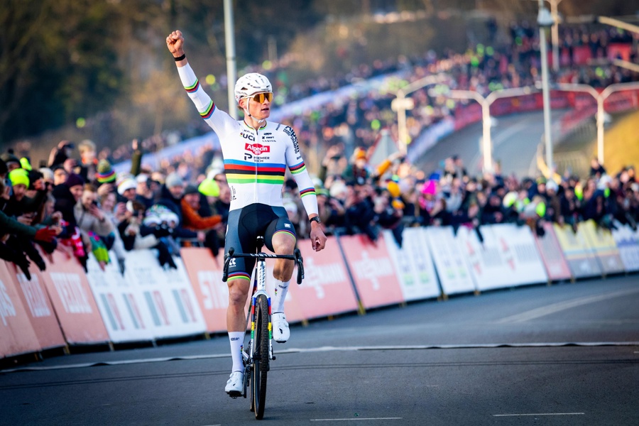 El neerlandés Mathieu Van der Poel, del Alpecin Premier Tech, en Maasmechelen. (Foto de EFE)