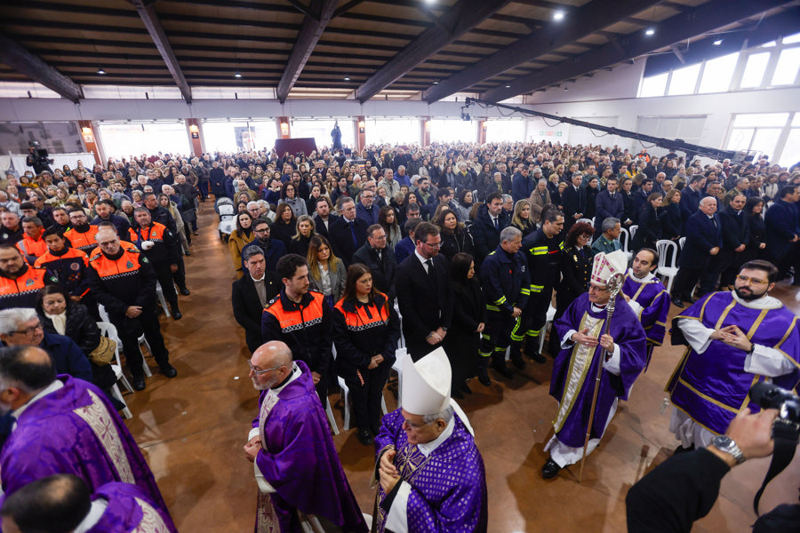 Funeral por las 45 víctimas del accidente ferroviario en la localidad del Adamuz (sur de España), donde tuvo lugar el suceso. (Foto de EFE)