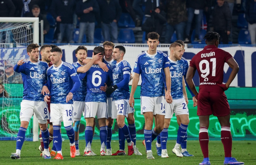 Los jugadores del Como 1907 celebran el gol del medio Maxence Caqueret durante el partido de la Serie A que han jugado contra el Torino FC en el “Giuseppe Sinigaglia” Stadium de Como, Italia.