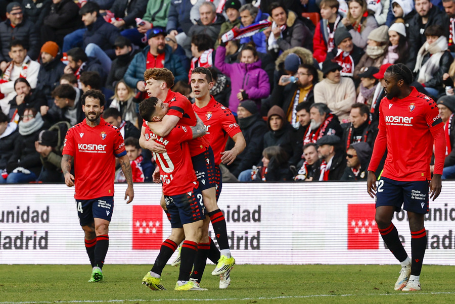Jugadores del Osasuna celebran el gol marcado por el jugador del Rayo, Jozhua Vertrouwd, en propia puerta durante el partido de Liga entre el Rayo Vallecano y Osasuna que se disputaron en el Estadio de Vallecas, en Madrid. (Foto de EFE)