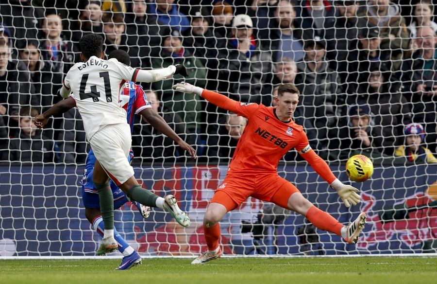 El jugador brasileño Estevao, del Chelsea, logra el 0-1 ante el portero del Crystal Palce, Dean Henderson, durante el partido de la Premier League que han jugado en Londres, Reino Unido. (Foto de EFE)