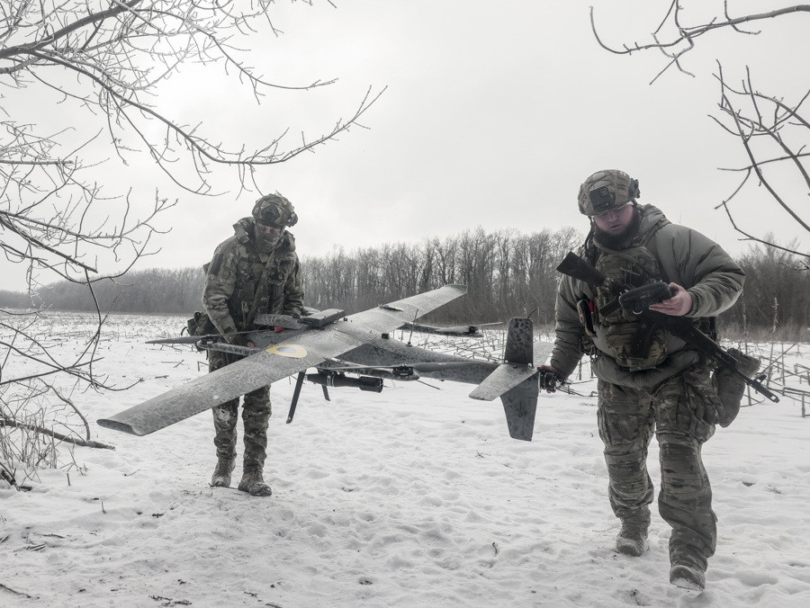 Soldados ucranianos peparan un dron para lanzarlo contra posiciones enemigas. (Foto de EFE)