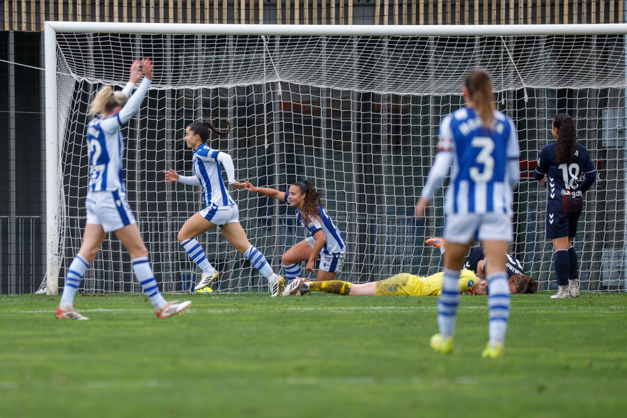 Las jugadoras de la Real Sociedad celebran el tercer gol (3-0) durante el partido de Liga F disputado en el estadio de Zubieta, en San Sebastián, España. (EFE)