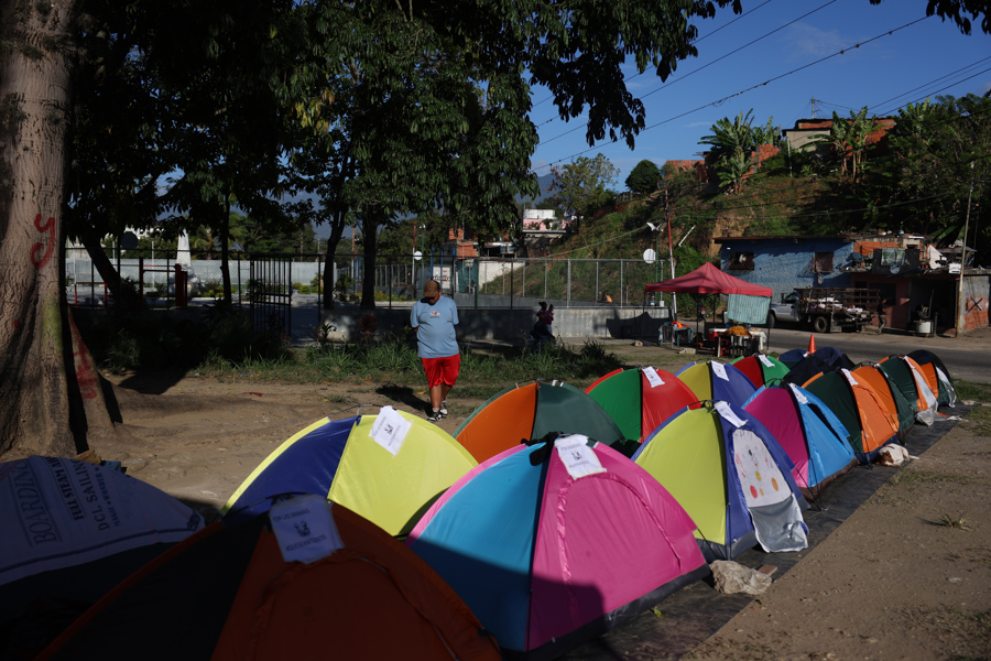 Fotografía del 22 de enero de 2026 de EFE que muestra carpas de familiares de presos políticos frente al Centro Penitenciario Rodeo I, en Zamora, estado de Miranda (Venezuela).