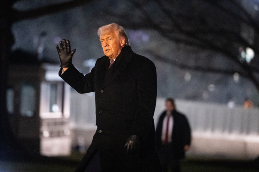 El presidente de Estados Unidos, Donald Trump, camina por el jardín sur de la Casa Blanca tras desembarcar del “Marine One” en Washington, D.C., el 22 de enero de 2026. (Foto de EFE)