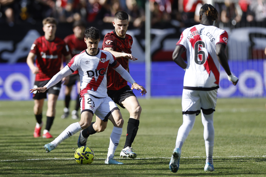 El centrocampista del Rayo Vallecano, Óscar Valentín, durante el partido de LaLiga de la jornada 26 entre el Rayo Vallecano y el Athletic Club, disputado en el Estadio de Vallecas. (Foto de EFE)