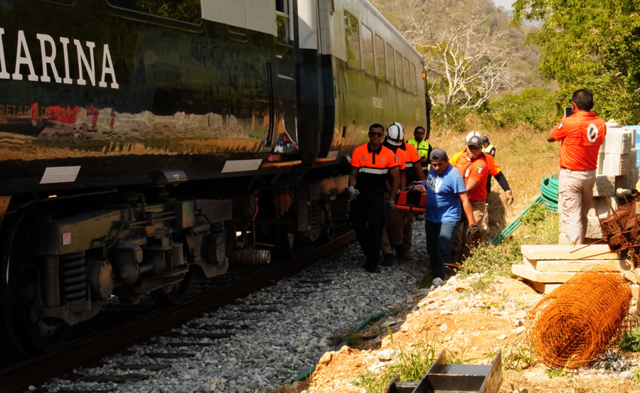 Integrantes de equipos de rescate trasladan a una persona herida luego del descarrilamiento del tren Transístmico en el municipio de Asunción Ixtaltepec, en Oaxaca. (Foto de EFE de archivo).