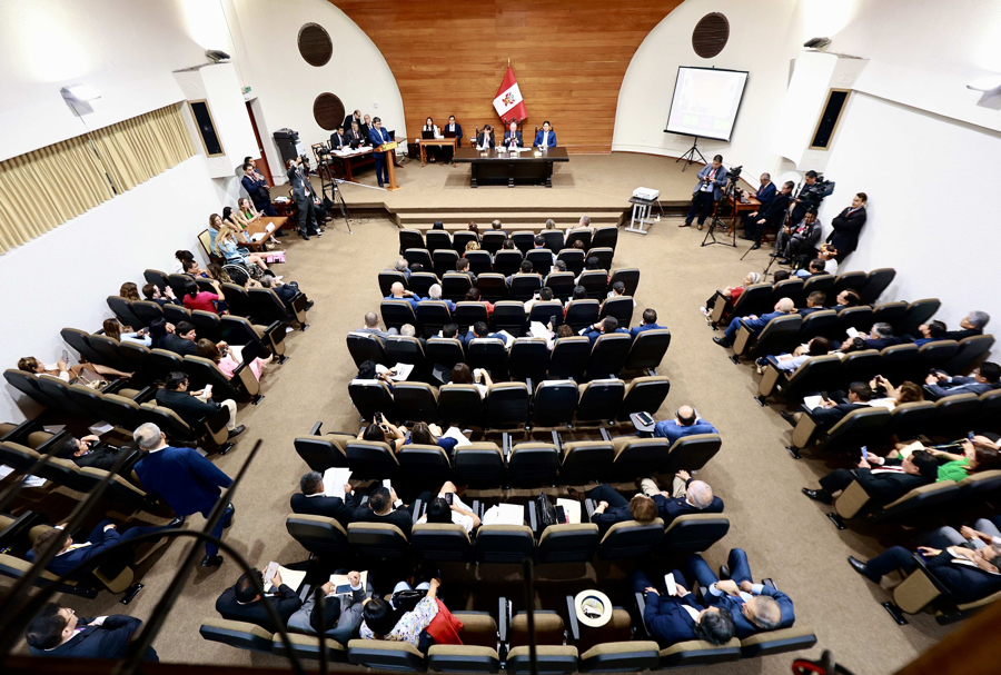 Fotografía cedida a EFE por el Congreso de Perú que muestra al presidente del Congreso Fernando Rospigliosi durante una sesión extraordinaria.
