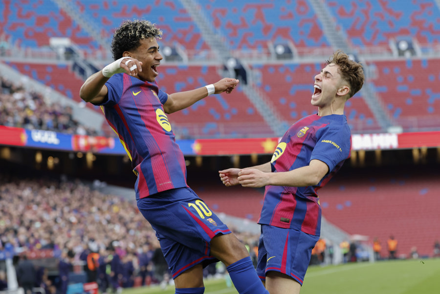El delantero del Barcelona, Lamine Yamal, celebra su gol contra el Villarreal, durante el partido de la jornada 26 de LaLiga entre el Barcelona y el Villarreal en el Estadio Spotify Camp Nou en Barcelona. (Foto de EFE)