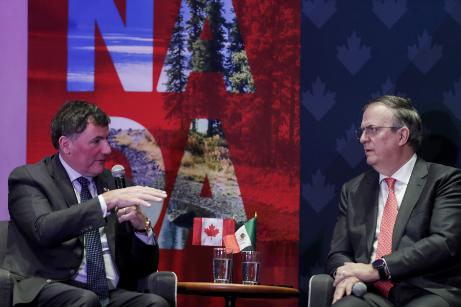 El ministro de Comercio de Canadá, Dominique LeBlanc, habla junto al secretario de Economía de México, Marcelo Ebrard, durante una rueda de prensa en la Ciudad de México. (Foto de EFE)