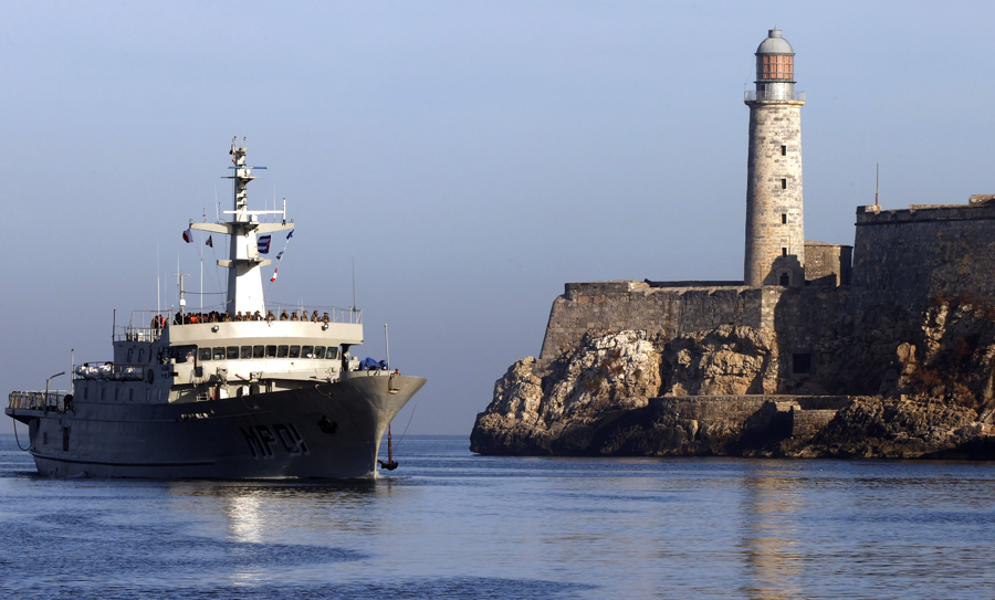 Fotografía de EFE de uno de los barcos de la armada mexicana que transporta ayuda humanitaria a su llegada al puerto de La Habana, Cuba.