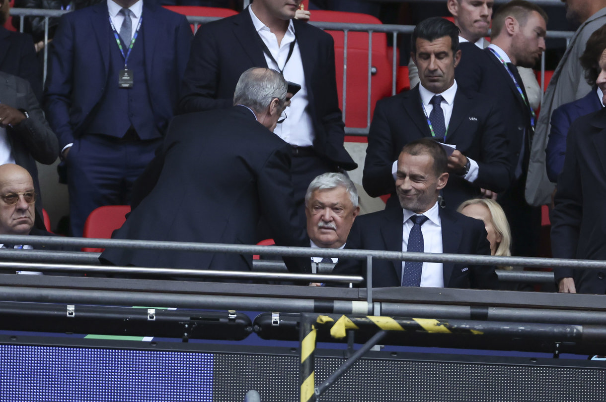 El presidente del Real Madrid, Florentino Pérez (i), saluda al presidente de la UEFA, el esloveno Aleksander Ceferin, antes del inicio de la Final de la Liga de Campeones que Real Madrid y Borussia Dortmund disputaron en Wembley el 1 de junio de 2024. (Foto de Kiko Huesca de la agencia EFE)
