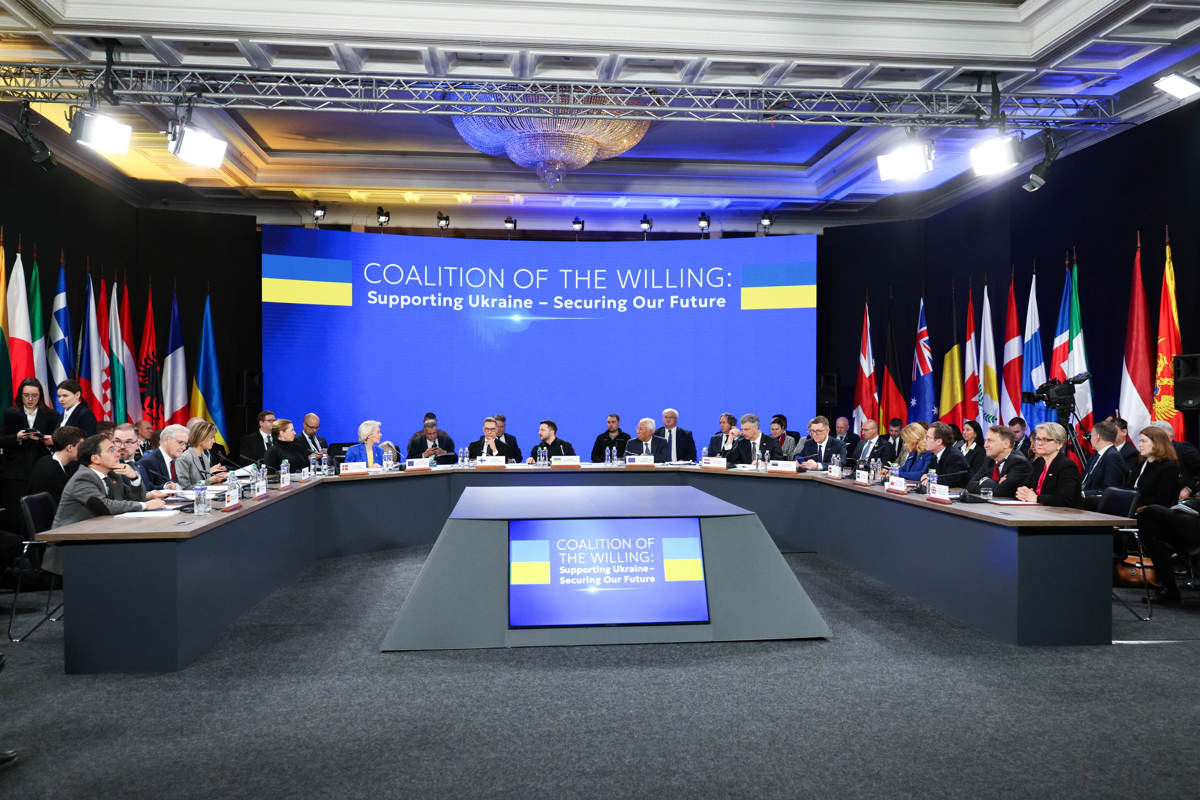 El presidente ucraniano, Volodímir Zelenski (c); la presidenta de la Comisión Europea (CE), Ursula von der Leyen (8i); el presidente del Consejo Europeo, Antonio Costa (c-d), y otros representantes europeos entre los que se encontraba el ministro de Asuntos Exteriores José Manuel Albares (i), durante la “Coalición de los Voluntarios” celebrada este martes en Kiev, cuando se conmemoran cuatro años del comienzo de la invasión rusa a gran escala de Ucrania. (Foto de Alexandros Michailidis de la agencia EFE/UE)