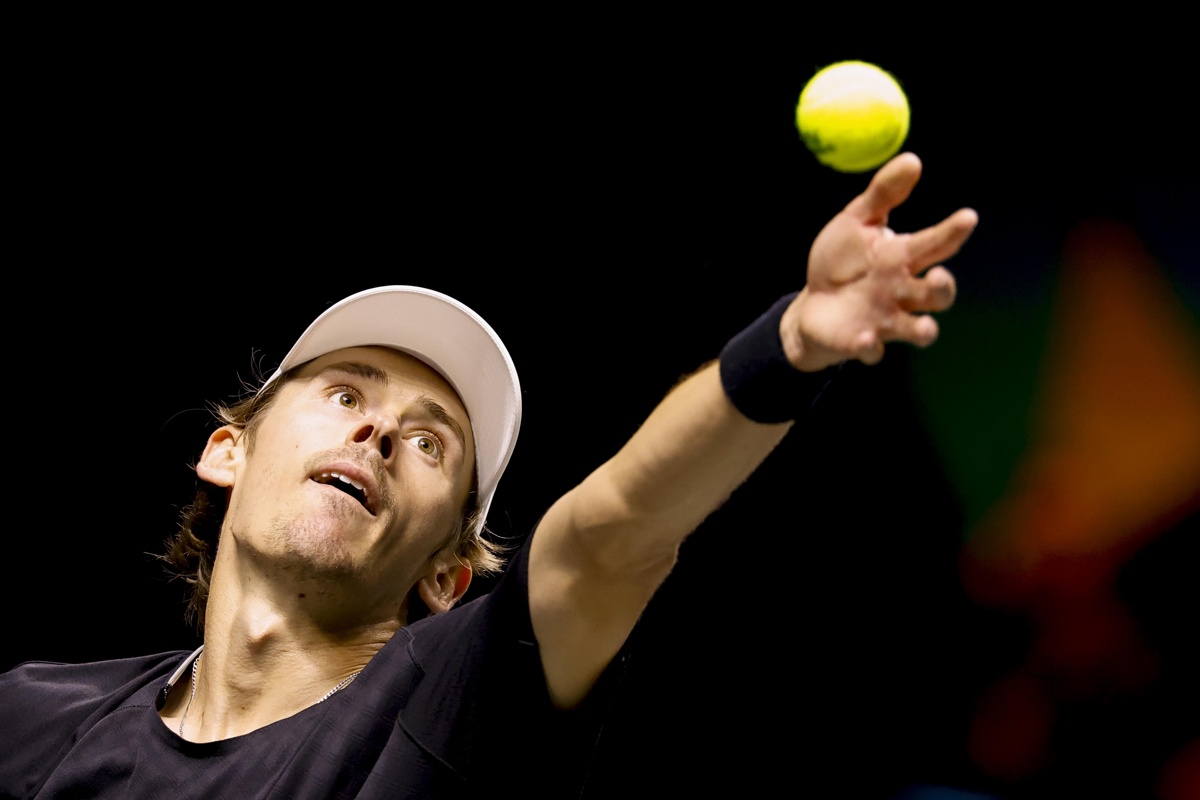 El australiano Alex de Miñaur en su partido de semifinales del torneo de Róterdamante el francés Ugo Humbert (fuera de imagen). (Foto de la agencia EFE/EPA)