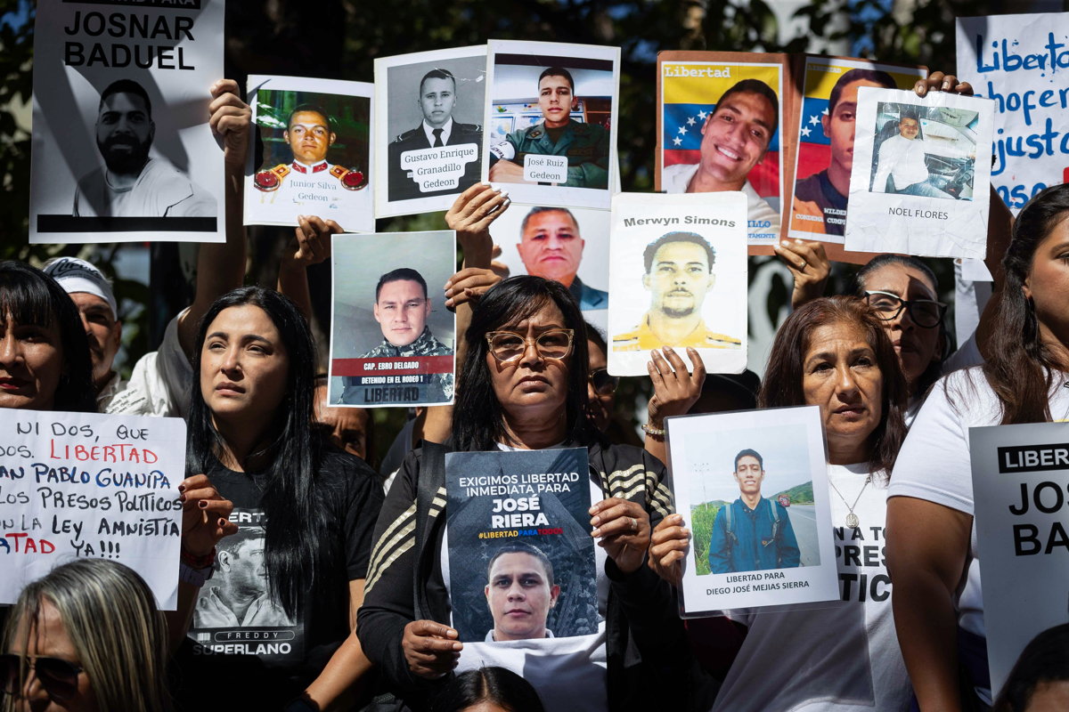 Familiares de presos políticos participan en una protesta frente al Palacio de Justicia este jueves, en Caracas (Venezuela). (Foto de Ronald Peña R de la agencia EFE)