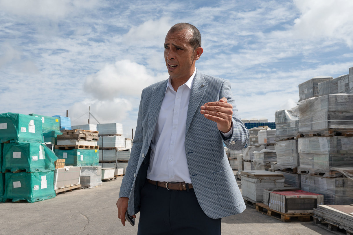 En la imagen, el empresario Issam Qawasma, director de la empresa Cerámicas Al Quds. (Foto de Magda Gibelli de la agencia EFE)