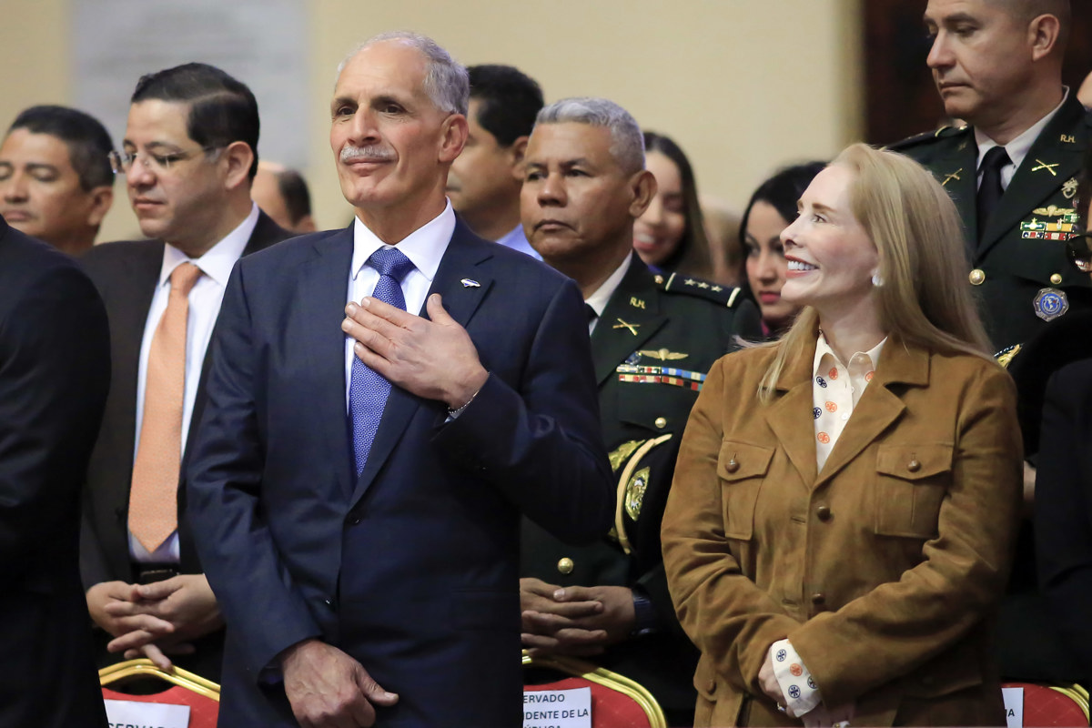 El presidente de Honduras, Nasry Asfura (i), y su esposa, Lissette del Cid, en Tegucigalpa (Honduras). (Foto de archivo de Gustavo Amador de la agencia EFE)