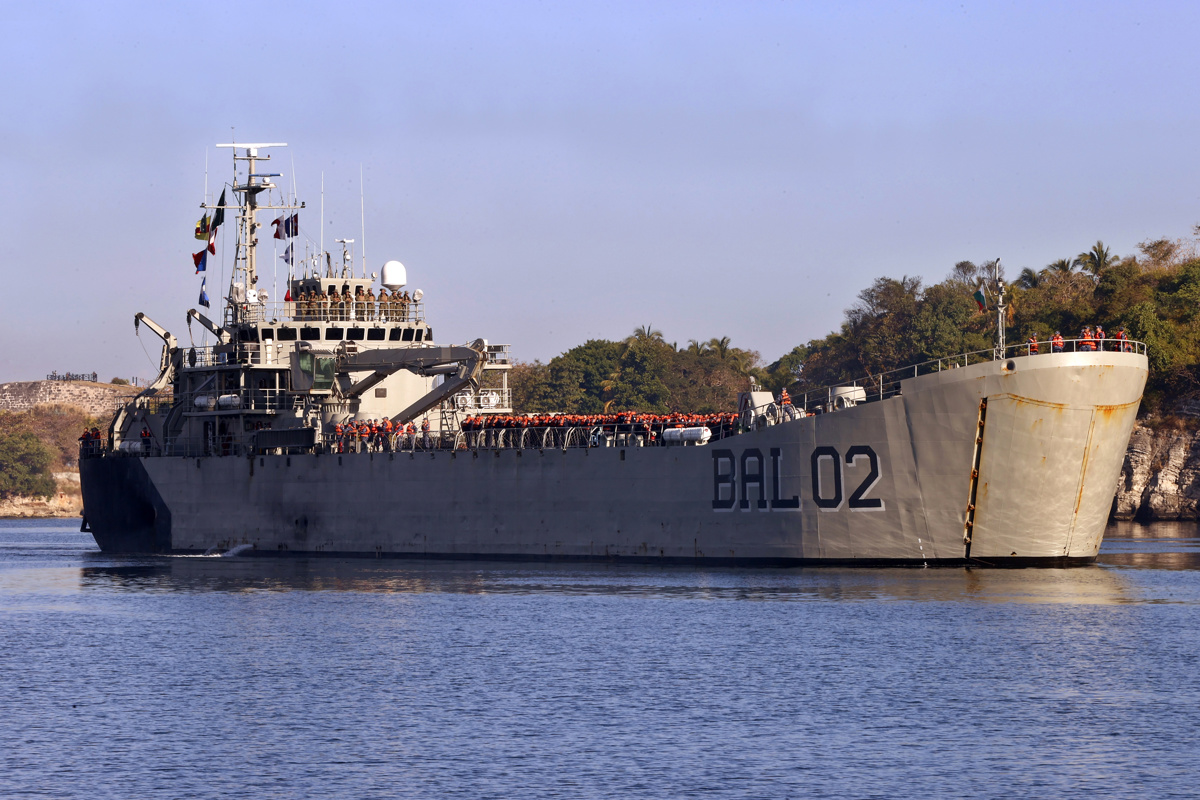 Un barco de ayuda humanitaria procedente de México este jueves, en el puerto de La Habana (Cuba). (Foto de Ernesto Mastrascusa de la agencia EFE)