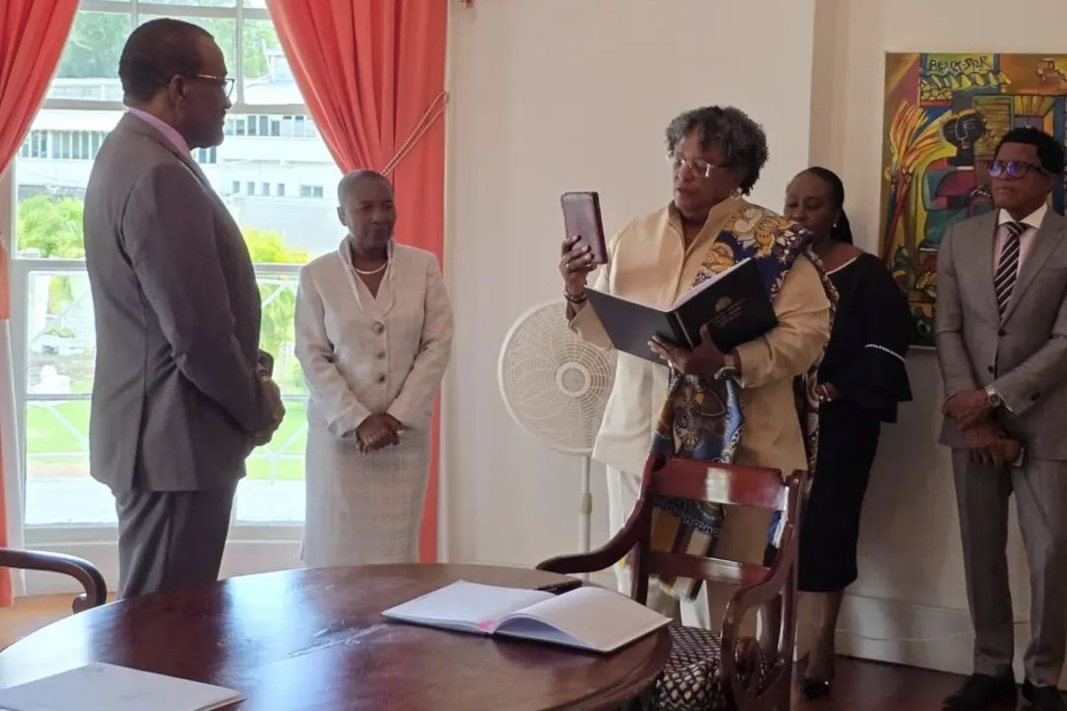 Fotografía difundida por el servicio de información del Gobierno de Barbados de su primera ministra, Mia Mottley (d), durante el juramento de su cargo este jueves, en la Casa del Estado en Bridgetown (Barbados).