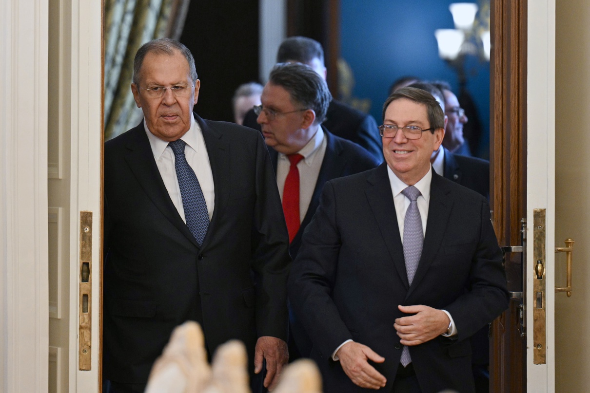 El encuentro en Moscú entre el ministro de Exteriores ruso, Serguéi Lavrov, y su homólogo cubano, Bruno Rodríguez. (Foto de Héctor Retamal de la agencia EFE/EPA)