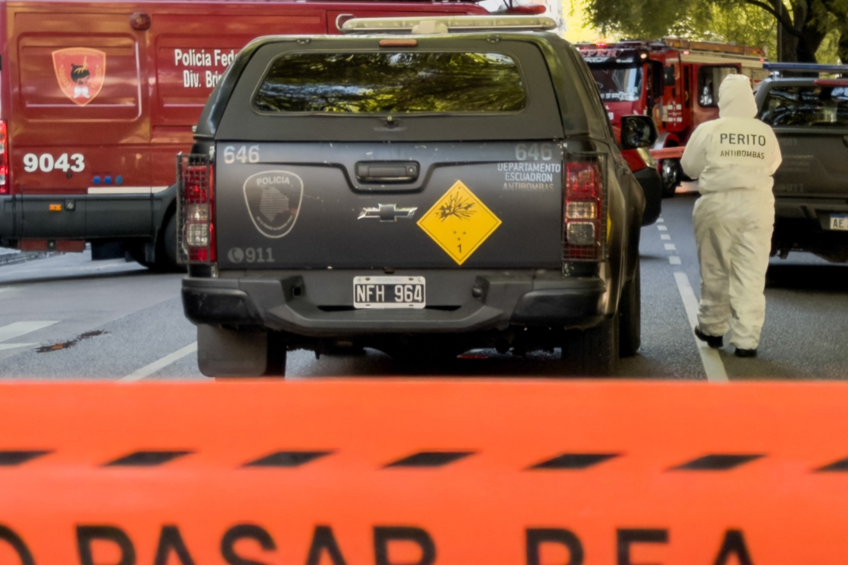 Un perito antibombas custodia tras la explosión de un paquete bomba en la sede de la Escuela Superior de Gendarmería argentina este 20 de febrero de 2026, en Buenos Aires (Argentina). (Foto de Pablo Barrera de la agencia EFE)