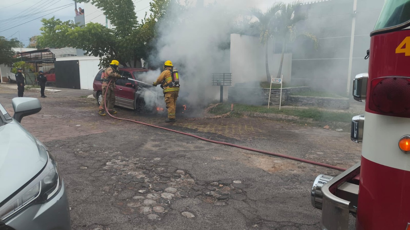 (Imagen tomada de las redes sociales del H. Cuerpo de Bomberos de Colima durante un servicio apagando el incendio de un vehículo)