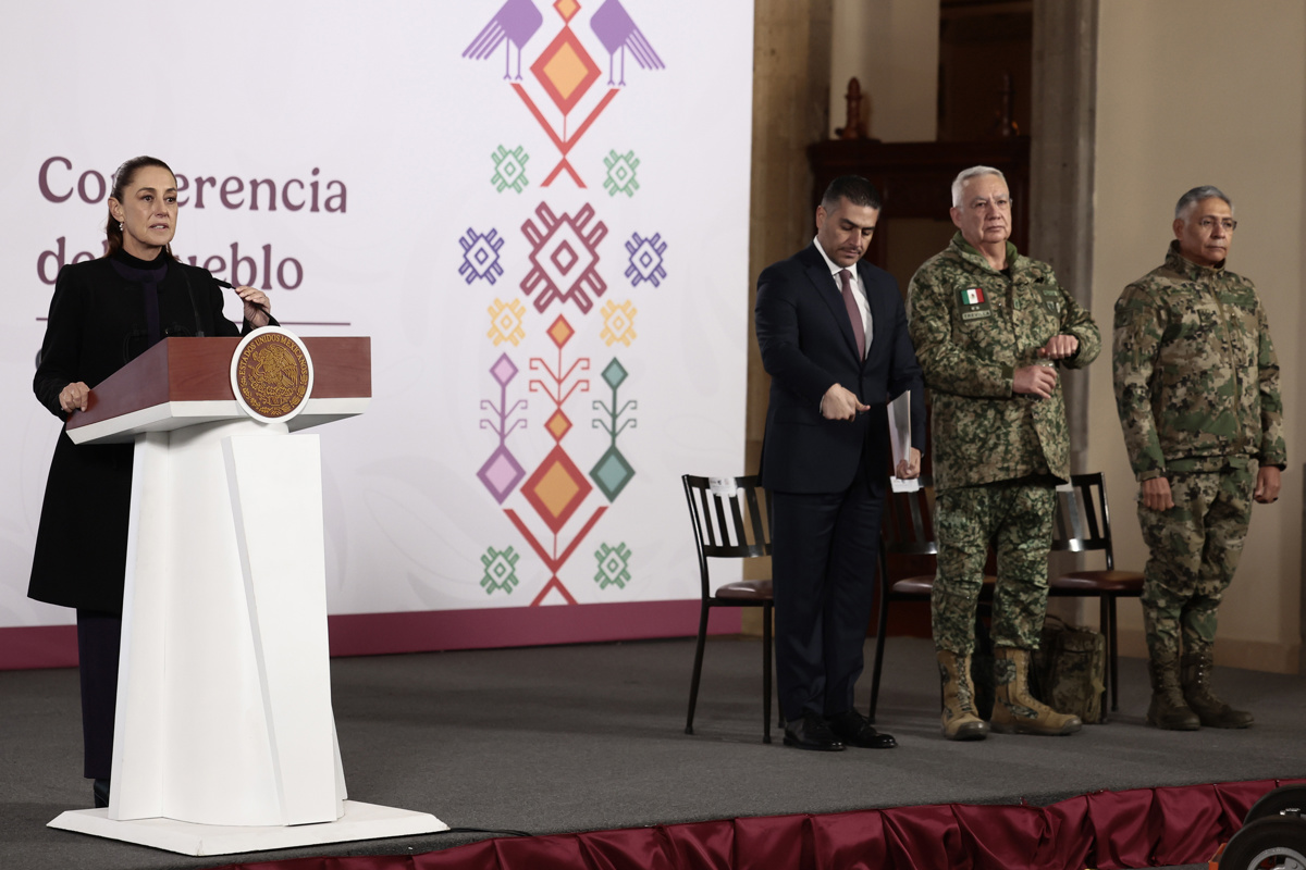 La presidenta, Claudia Sheinbaum, habla en una rueda de prensa este lunes, en Palacio Nacional de la Ciudad de México (México). (Foto de José Méndez de la agencia EFE)
