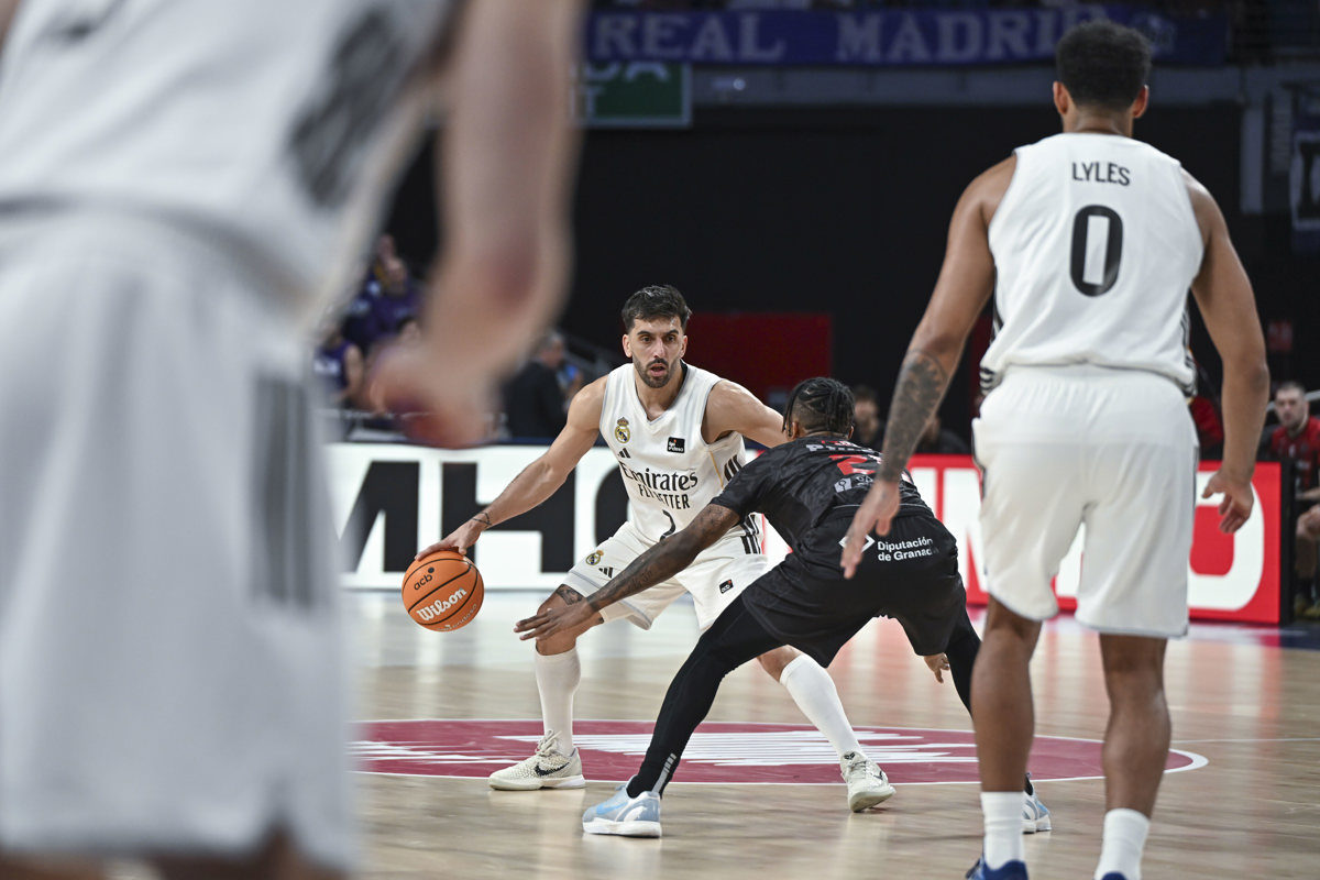 Campazzo (i), del Real Madrid, durante el partido de Liga ACB disputado en el Palacio de los Deportes de Madrid. (Foto de Fernando Villar de la agencia EFE)