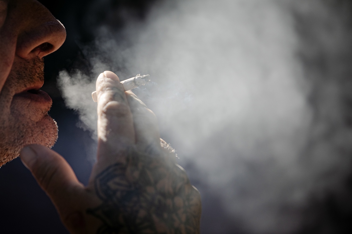 Un hombre fumando. (Foto de archivo de Jorge Zapata de la agencia EFE)