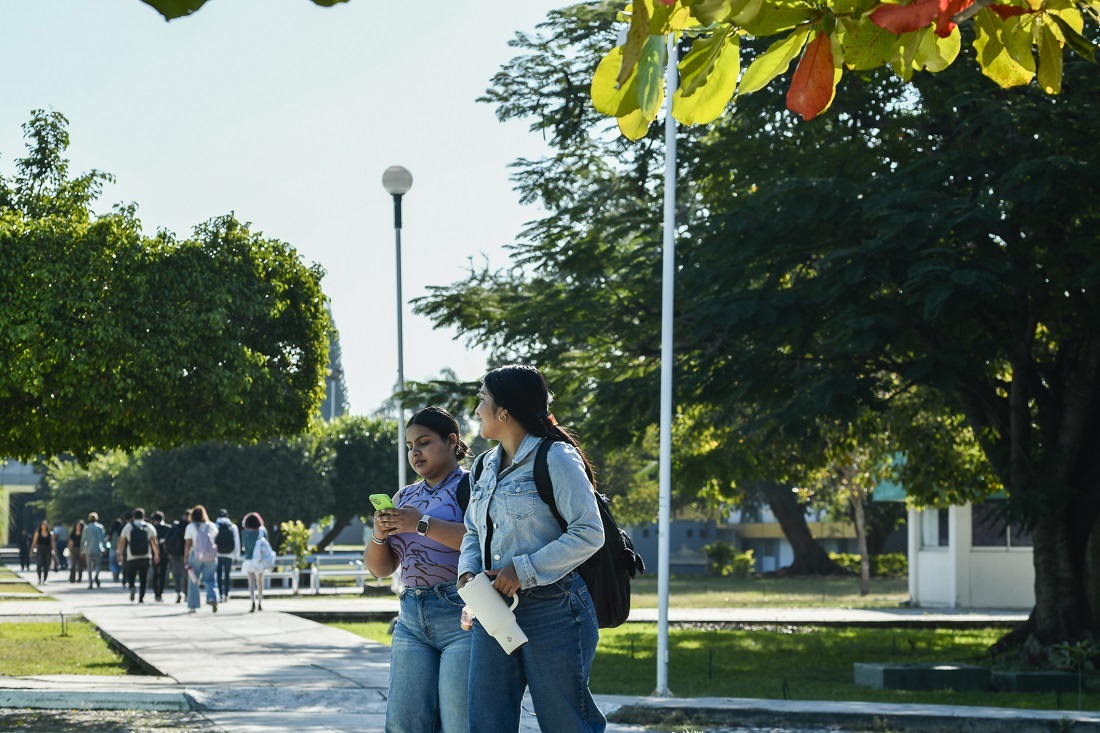 Desde las primeras horas del día, las aulas, laboratorios y espacios comunes recobraron vida con el regreso de alumnos y alumnas de bachillerato, licenciatura y posgrado. (Foto de la Dirección General de Prensa)
