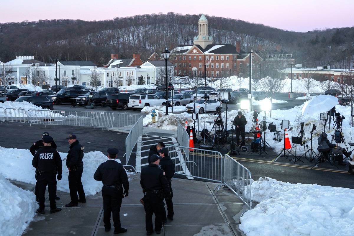 Barreras de seguridad y medios de comunicación aparecen antes de la declaración del expresidente estadounidense Bill Clinton ante el Comité de Supervisión de la Cámara de Representantes en el caso Epstein en Chappaqua, Nueva York, EUA, el 27 de febrero de 2026. (Foto de Olga Fedorova de la agencia EFE)