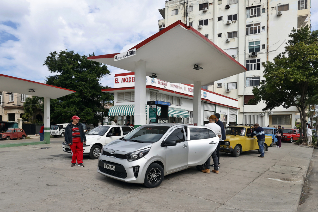 Personas abastecen su carro de combustible La Habana (Cuba). (Fotografía de archivo de Ernesto Mastrascusa de la agencia EFE)