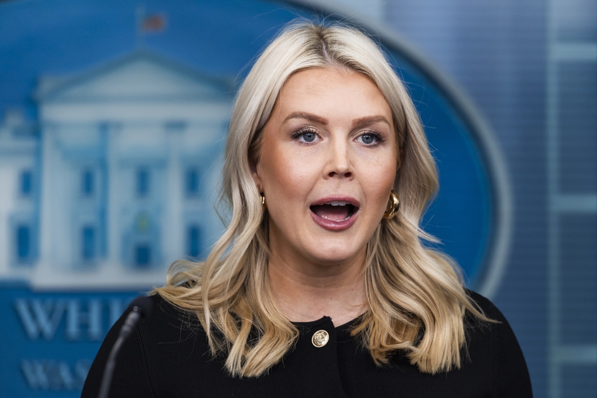 La secretaria de prensa de la Casa Blanca, Karoline Leavitt, habla con los reporteros en la sala de prensa de la Casa Blanca en Washington, DC, EUA. (Foto de Jim Lo Scalzo de la agencia EFE)