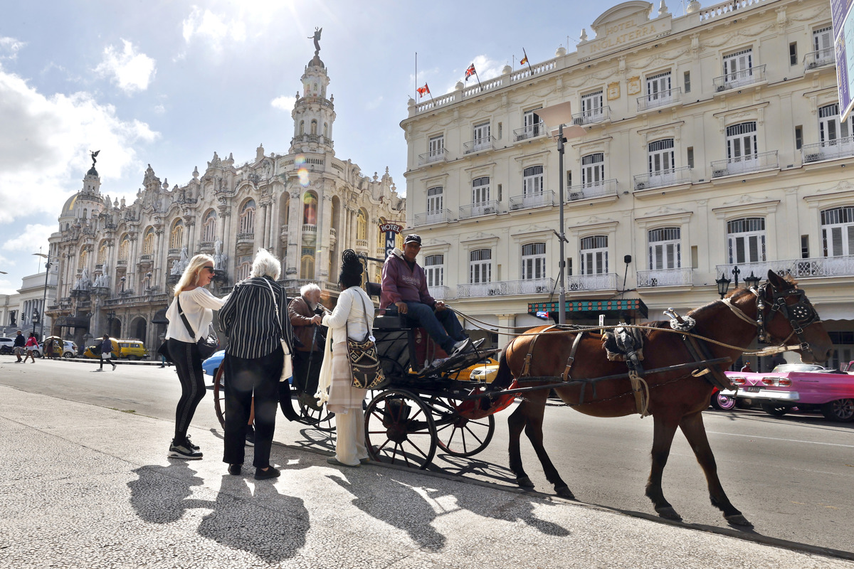 Turistas montando en un coche alado por un caballo en La Habana (Cuba). (Foto de archivo del 29 de enero de 2026 de Ernesto Mastrascusa de la agencia EFE)