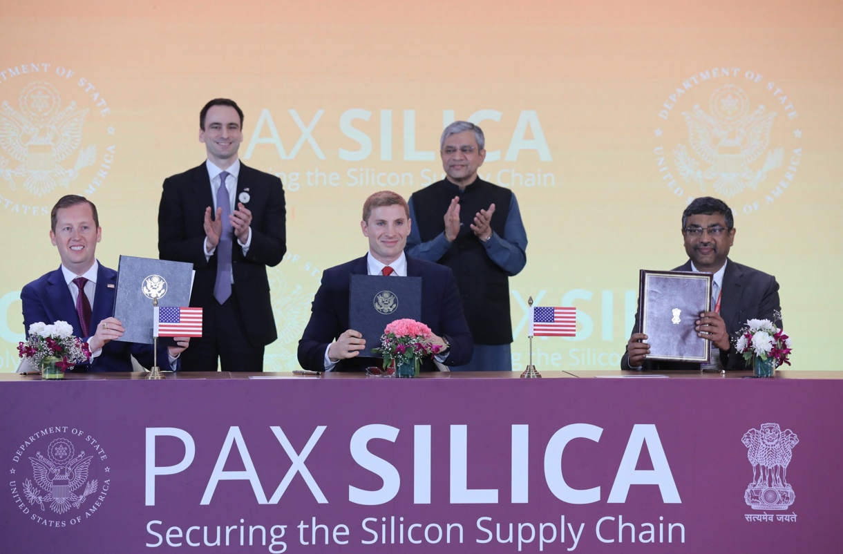 El embajador de Estados Unidos en India, Sergio Gor (izq.), el subsecretario de Asuntos Económicos de Estados Unidos, Jacob Helberg (centro), y el secretario del Ministerio de Electrónica y TI (MeitY), S. Krishnan (der.) firman la Declaración Pax Silica entre Estados Unidos y la India mientras el director de la Oficina de Política Científica y Tecnológica de la Casa Blanca, Michael Kratsios (izq., atrás), y el ministro indio de Electrónica y Tecnología de la Información, Ashwini Vaishnaw (der., atrás), observan la Cumbre de Impacto de IA 2026 en Bharat Mandapam en Nueva Delhi, India, el 20 de febrero de 2026. (Foto de Rajat Gupta de la agencia EFE/EPA)