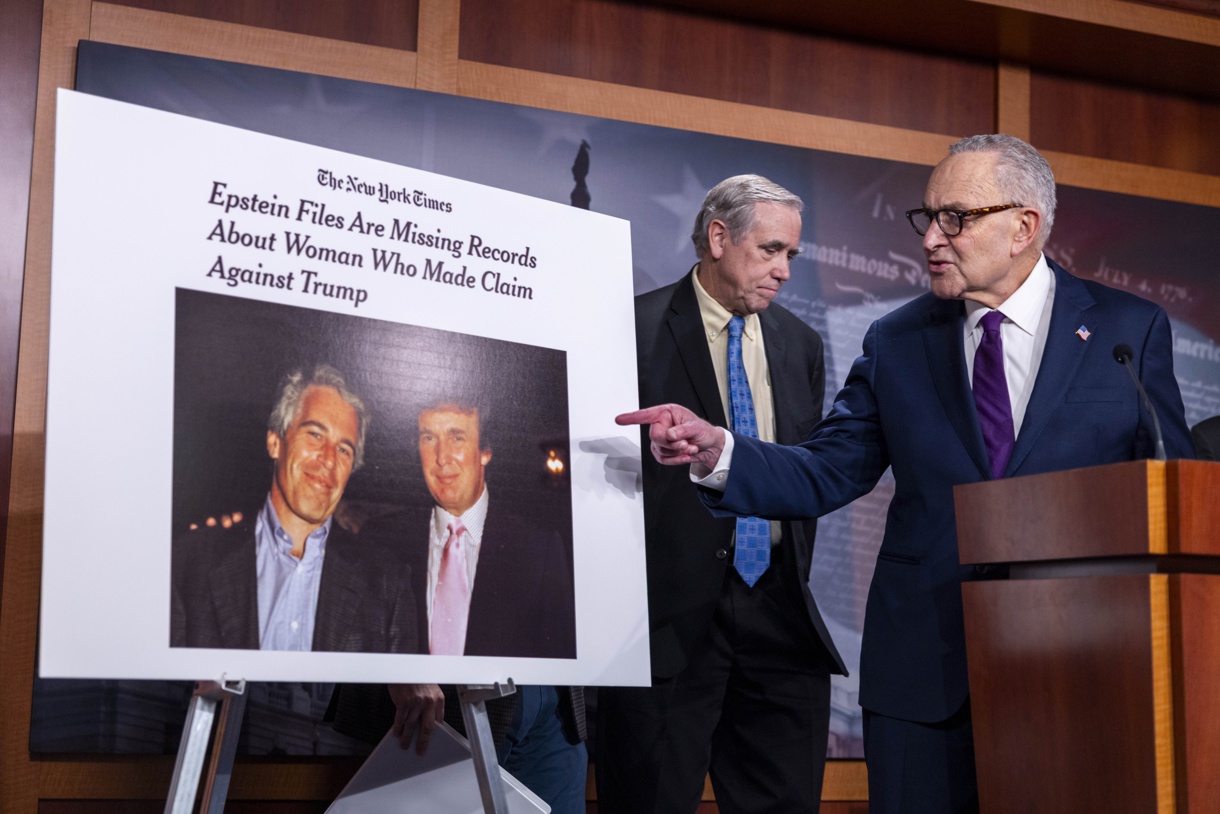 El líder de la minoría del Senado de Estados Unidos, Chuck Schumer (derecha), pronuncia un discurso durante una conferencia de prensa sobre los esfuerzos de supervisión del Senado en curso sobre los archivos de Epstein en el Capitolio de Estados Unidos en Washington, DC, EUA, el 26 de febrero de 2026. (Foto de Shawn Thew de la agencia EFE)