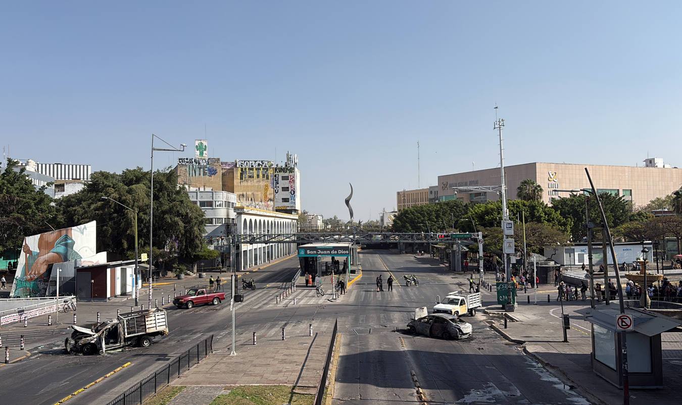 Imagen que muestra un bloqueo en una vía de Guadalajara (México). (Foto de Francisco Guasco de la agencia EFE)