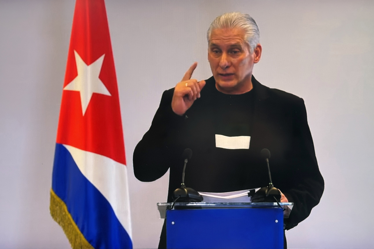 Captura de pantalla tomada de una transmisión de la Presidencia de Cuba, del mandatario Miguel Díaz-Canel, hablando este jueves, en La Habana (Cuba). Díaz-Canel aseguró en una inusual comparecencia televisada que su Gobierno prepara un plan de “desabastecimiento agudo de combustible” ante las presiones de EUA. (Foto de Presidencia de Cuba)