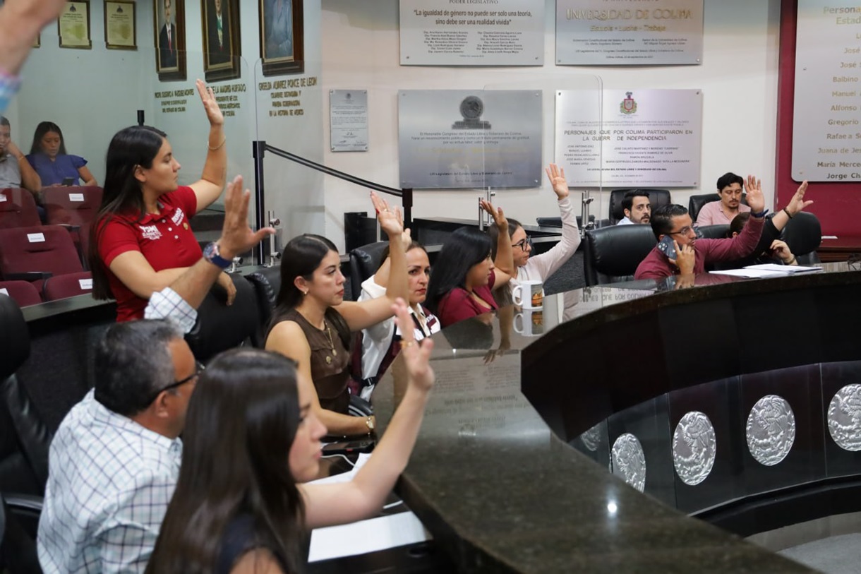 (Imagen tomada de las redes sociales del H. Congreso del Estado de Colima donde se aprecia a las y los diputados de la bancada de Morena durante una sesión legislativa)