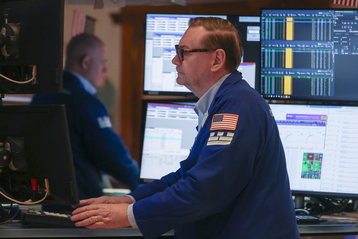 Trabajadores de la Bolsa de Nueva York (EUA). (Foto de archivo de Sarah Yenesel de la agencia EFE/EPA)