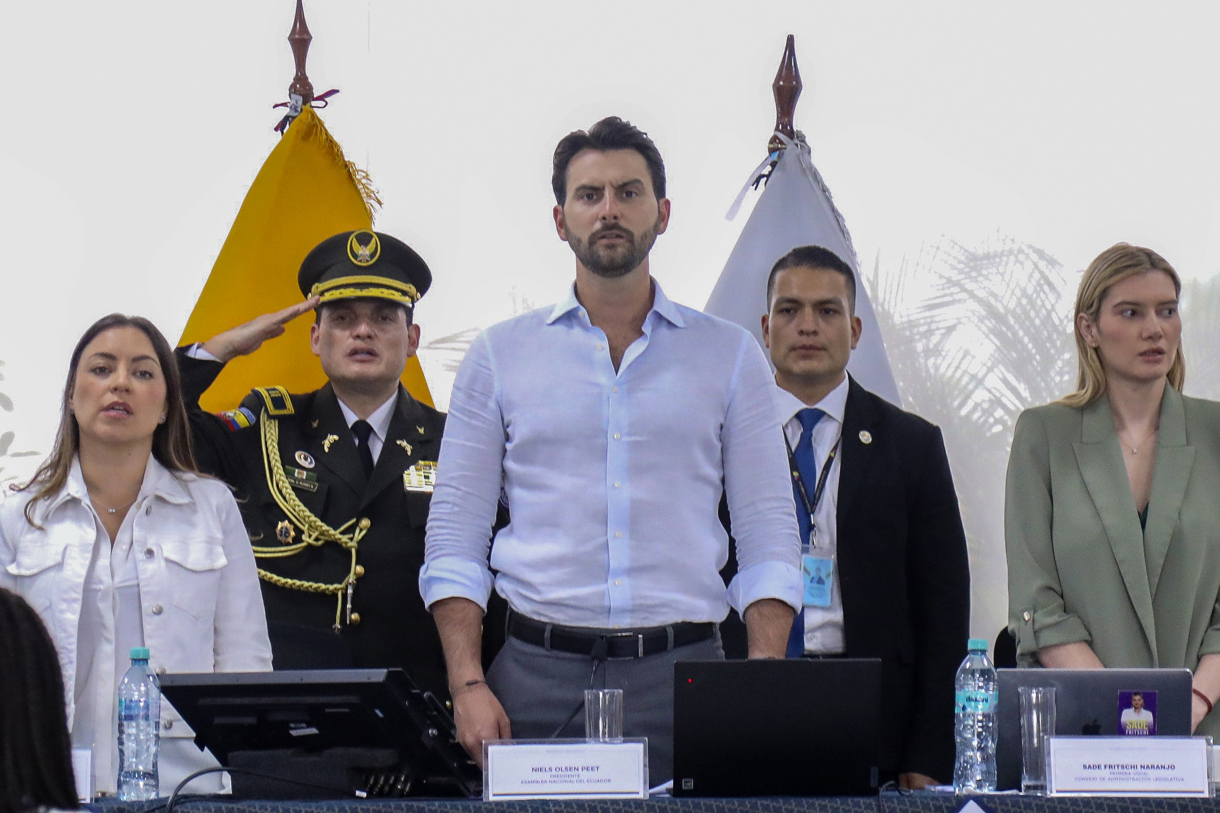 Fotografía cedida por la Asamblea Nacional que muestra a su presidente, Niels Olsen (c), en la votación de un proyecto de ley este jueves, en la Universidad ECOTEC, en Samborondón (Ecuador).