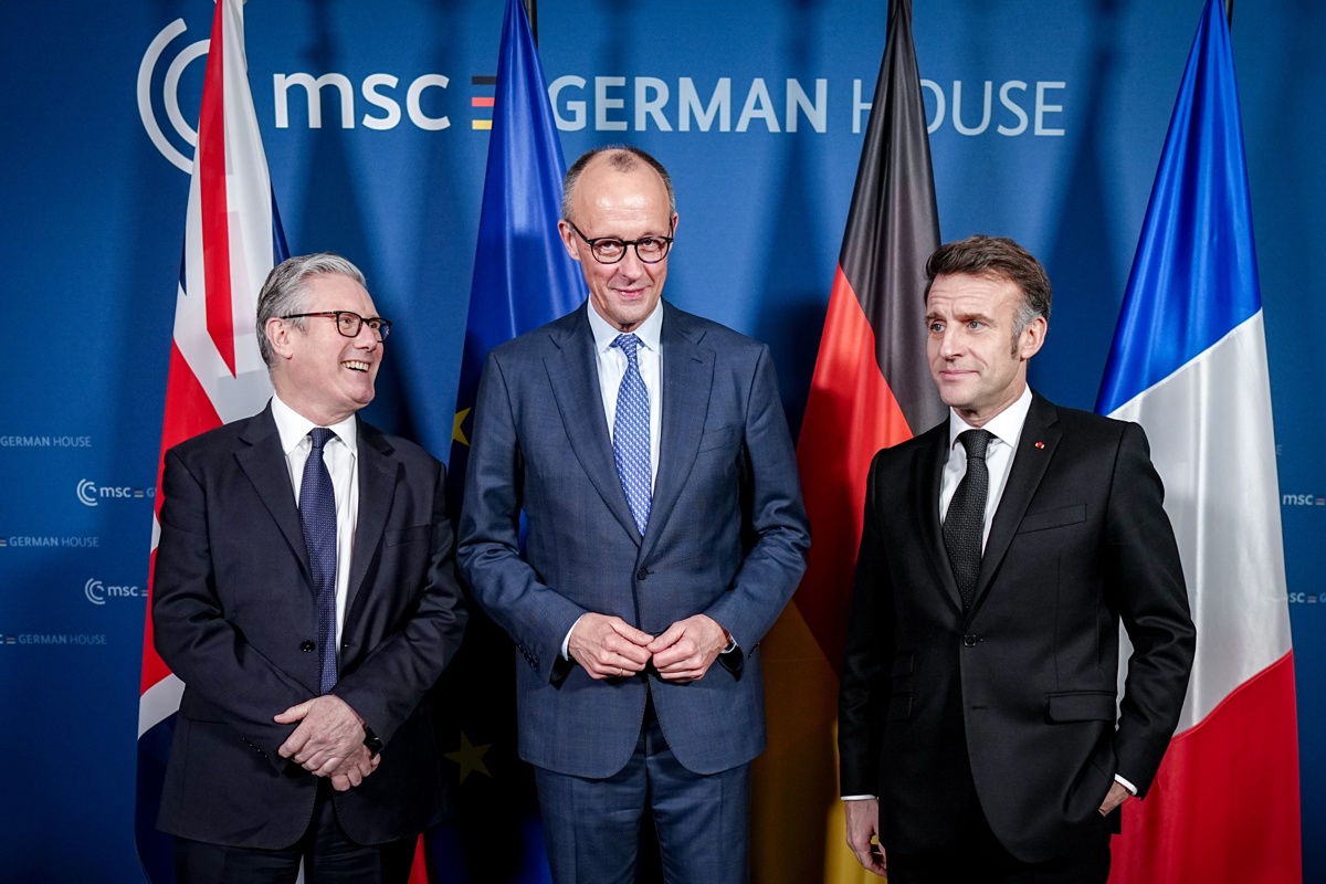El canciller alemán, Friedrich Merz (c), el presidente francés, Emmanuel Macron (d), y el primer ministro británico, Keir Starmer (i) durante una reunión en la 62ª Conferencia de Seguridad de Múnich en Múnich, Alemania, el 13 de febrero de 2026. (Foto de Kay Nietfeld de la agencia EFE/EPA)