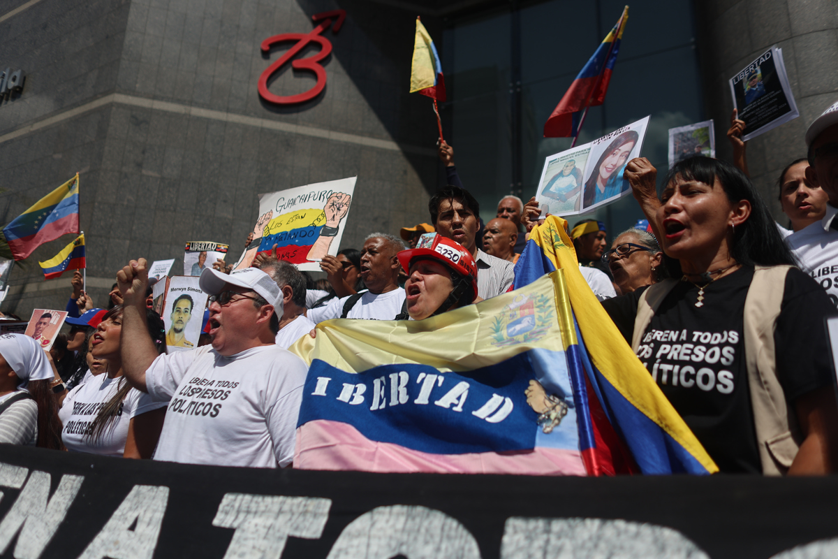 Familiares de presos políticos en Venezuela participan en una manifestación para denunciar ante la sede de la ONU el incumplimiento de las liberaciones anunciadas por las autoridades, este 18 de febrero de 2026, en Caracas (Venezuela). (Foto de Miguel Gutiérrez de la agencia EFE)