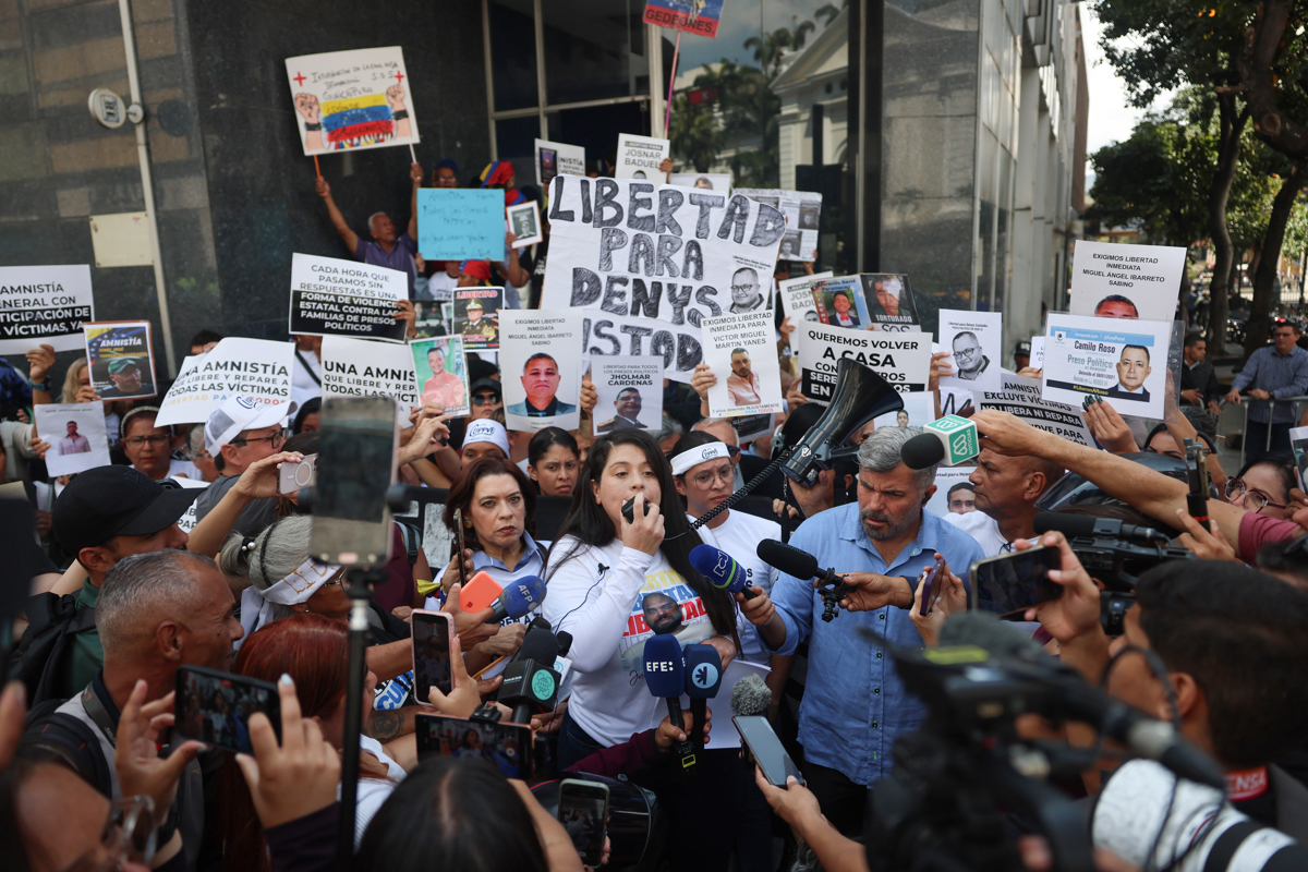 La activista Andreína Baduel (c) habla en una manifestación durante la Asamblea Nacional sobre la Ley de Amnistía este 10 de febrero de 2026, en Caracas (Venezuela). (Foto de Miguel Gutiérrez de la agencia EFE)
