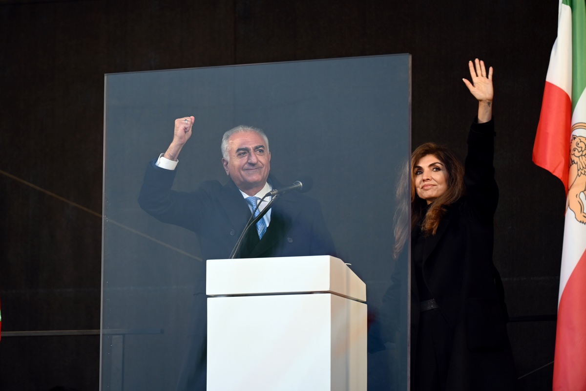 El príncipe heredero iraní Reza Pahlavi (L) y su esposa Yasmine Pahlavi (R) hacen gestos a los simpatizantes durante una concentración para denunciar la represión del gobierno iraní a las recientes protestas y pidiendo un cambio de régimen en Irán, en Múnich, Alemania, 14 de febrero de 2026. (Foto de Fariha Farooqui de la agencia EFE/EPA)